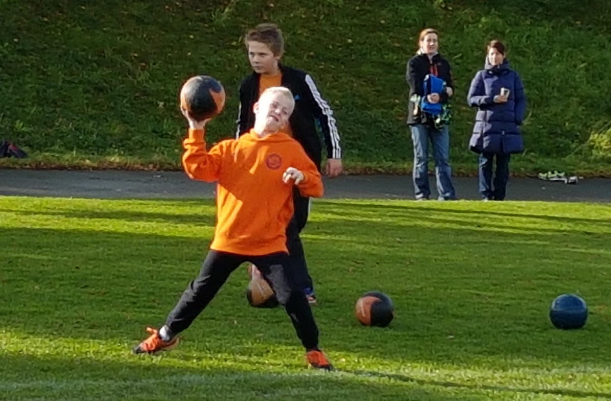 Meidizinballstoßen
