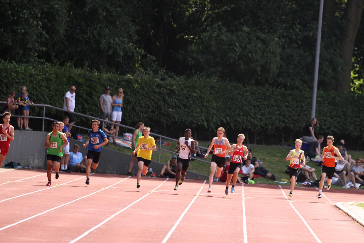 800 m nach 100 m der männl. Jugend